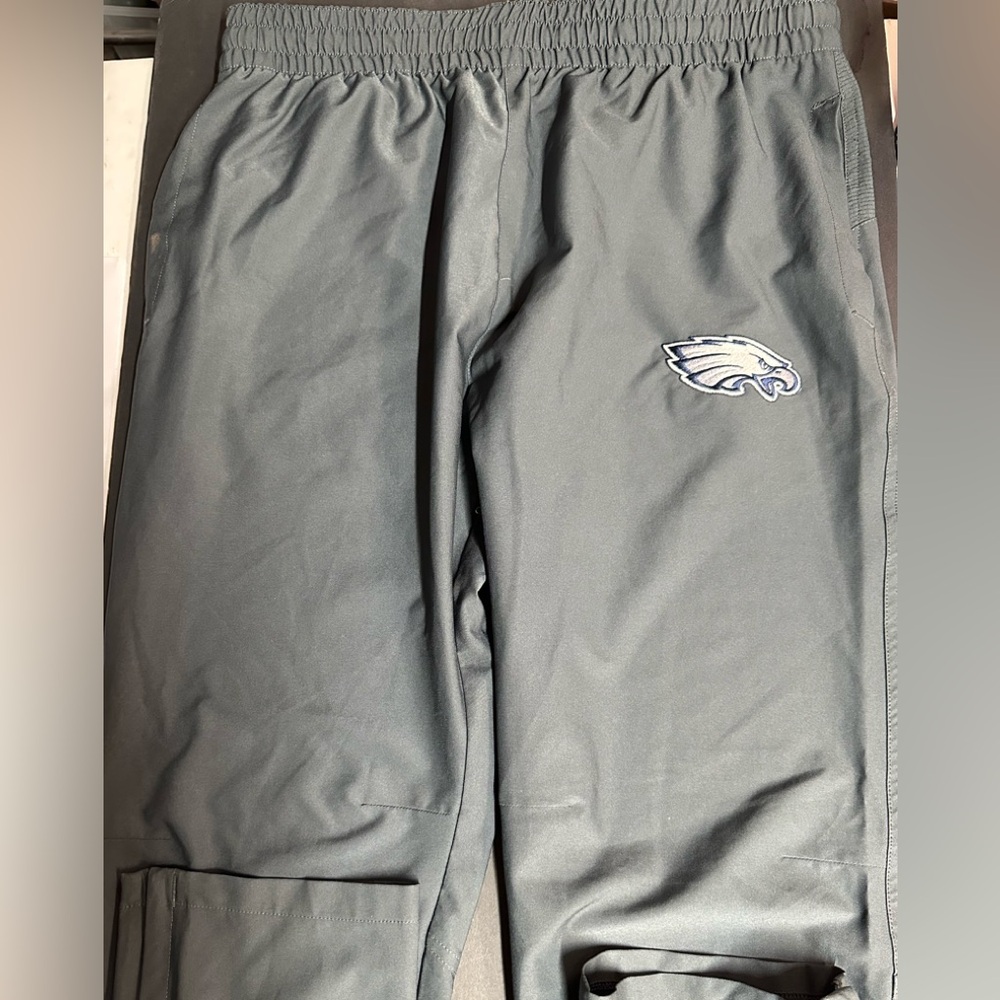 Men's Gray Sweatpants with eagles logo size large back pocket zips pants too